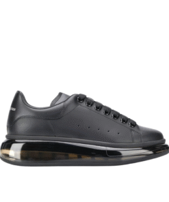 Oversize Schwarz mit transparenter Sohle